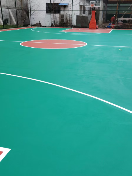 吉木萨尔 球场长期使用易出现地面开裂